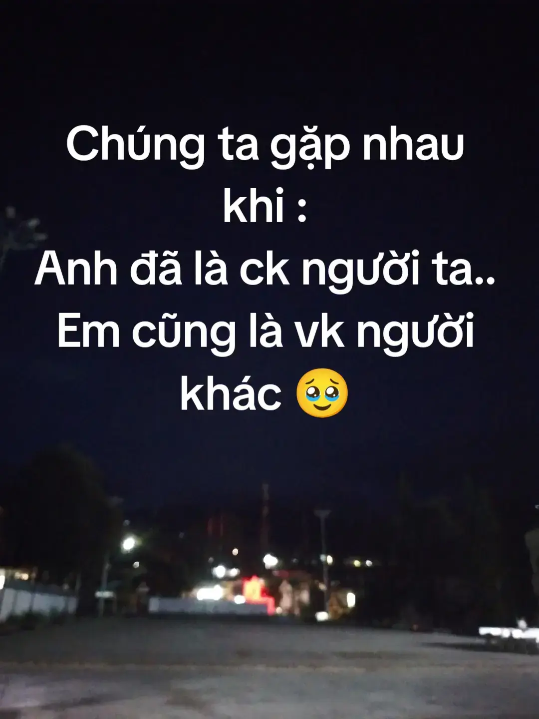 Em sẽ cố quên!!. Người ta thường nói, khi đã có gia đình thì trái tim phải yên vị, không được phép lạc đường. Em cũng từng tin như thế, cho đến khi gặp anh. Em đã có bến bờ, anh cũng vậy. Chúng ta đều có những ràng buộc mang tên nghĩa vụ và trách nhiệm. Nhưng chẳng hiếu sao, giữa muôn người, trái tim em lại lung lay trước một ánh mắt, lại ngẩn ngơ trước một nụ cười. Em đã cố dặn lòng dừng lại, nhưng càng cố phủ nhận, tình cảm càng lớn thêm, đến mức em không còn đủ sức giả vờ như chẳng có gì. Em yêu anh trong lặng lẽ. Yêu những tin nhắn vội vàng, những cái chạm tay thoáng qua, những buổi hẹn ngắn ngủi... Mà ở đó, trái tim em rộn ràng như cô gái tuổi đôi mươi mới biết yêu lần đầu. Hạnh phúc bên anh chỉ tồn tại trong khoảnh khắc Em biết tình yêu này là sai. Nó giống như lưỡi dao bén gọt, càng nắm chặt càng đau. Nhưng em không thể buông, cũng chẳng đủ can đảm bước thêm một bước. Em cứ mãi giằng xé giữa khao khát và tội lỗi, giữa hạnh phúc ngắn ngủi và lương tâm chằng chịt vết thương. Có những đêm, em tự hỏi: nếu kiếp này không thế gọi nhau bằng hai tiếng 