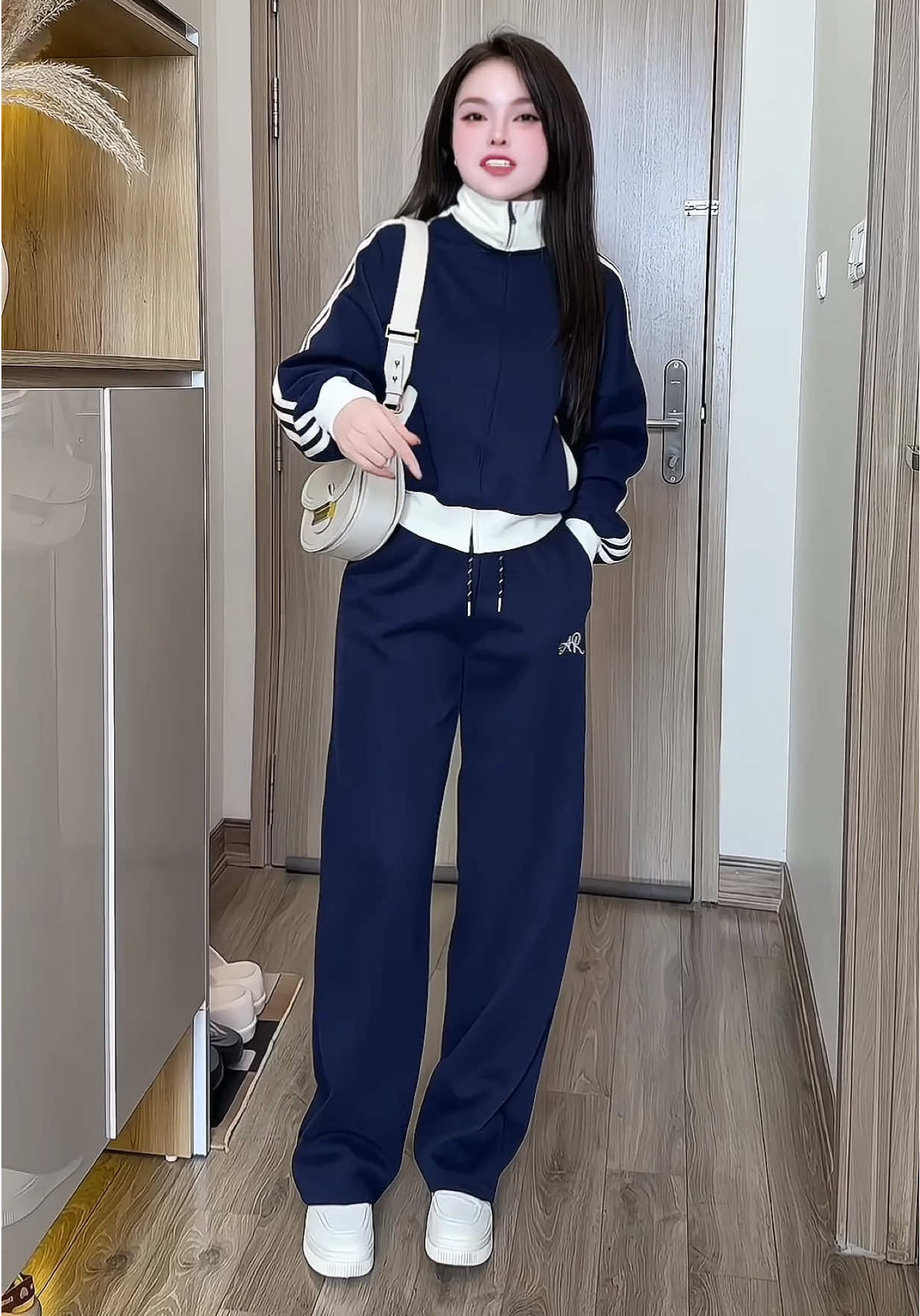 Set bộ nỉ thêu hang Qc cao cấp đi chơi dạo phố xinh trẻ trung năng động tôn dáng, đầu mùa đang được trợ giá tranh thủ hốt liền #setbo #setboxinh #setbonu #setbothethao #setboni