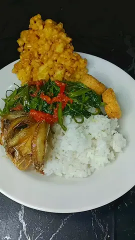 mari makan gaiiiiiiss 🤩  tumis kangkung pedas  dan ikan asin bakwan jagung Krispy mantap banget gaiiiiiiss 👍  #mukbang #lapar #makan  #masakansimple 