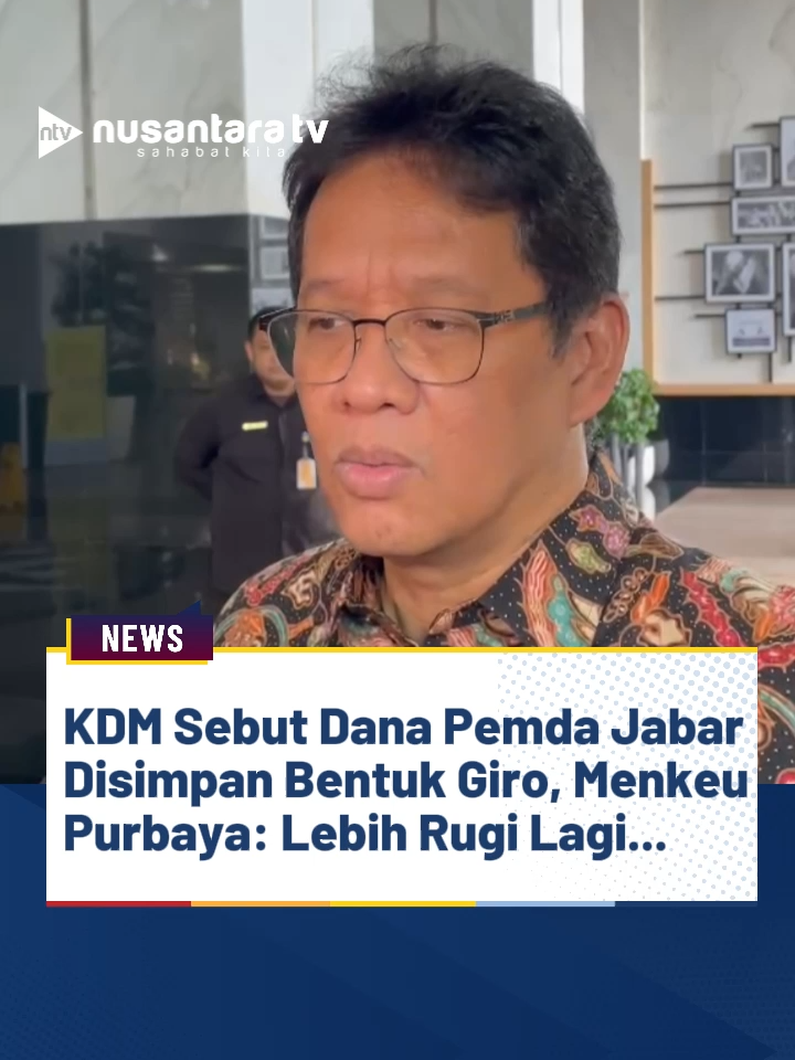 Gubernur Jawa Barat, Dedi Mulyadi membantah tudingan Purbaya bahwa dana Pemda Jabar mengendap dalam bentuk deposito untuk diambil bunganya.  KDM menyatakan, dana di Kas Daerah sekitar Rp 3,8 triliun disimpan dalam bentuk giro, bukan deposito, mengacu pada data dari Bank Indonesia (BI). Sisanya adalah dana Badan Layanan Umum Daerah (BLUD) yang dikelola secara mandiri. Sementara itu, Menteri Keuangan Purbaya Yudhi Sadewa mempertanyakan keputusan menyimpan dana dalam bentuk giro, karena dinilai merugikan Pemda Jabar.  Bunga dari giro cenderung lebih kecil dibandingkan deposito, dan Purbaya menduga praktik ini berpotensi diperiksa oleh BPK (Badan Pemeriksa Keuangan). ----------------- NRF #Purbaya #MenkeuPurbaya #KDM #DediMulyadi #Giro #nusantaratv #nusantaratvsahabatkita