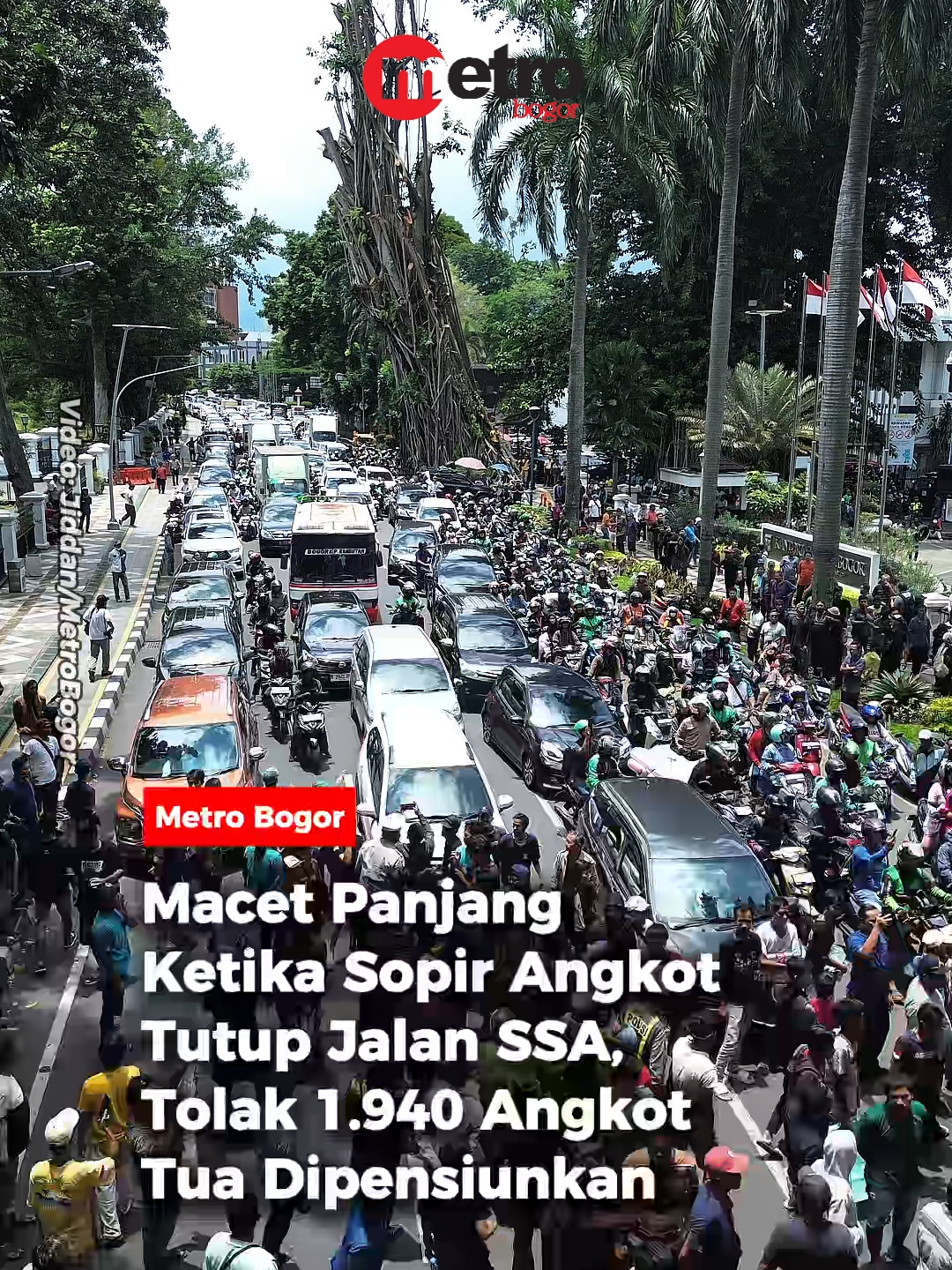 Pantauan udara massa aksi unjuk rasa sopir angkot yang menutup Jalan Ir. Juanda di depan Balai Kota Bogor, Kamis (23/10/2025). Buntut aksi ini, terjadi kemacetan panjang di ruas jalan tersebut. Dalam aksi yang diikuti ratusan sopir angkot itu, mereka menolak rencana Pemerintah Kota Bogor untuk mempensiunkan 1.940 angkot tua di Kota Bogor pada tahun depan. Video: Jiddan Metro Bogor #metrobogor #bacametrobogor #aksiprotessopirangkot #demosopirangkotbogor #sopirangkotbogor #protesangkottuapensiun #macetpanjang #jalanssaditutup #depanbalaikotabogor