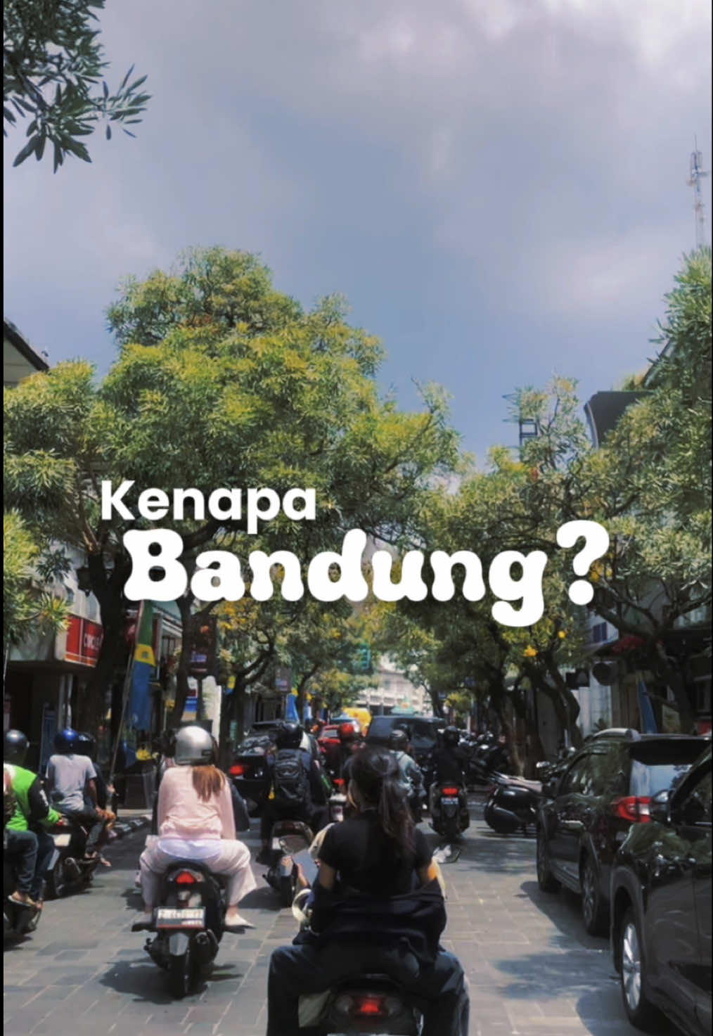 Kadang yang bikin rindu bukan tempatnya, tapi suasananya. Bandung tuh selalu punya cara buat bikin hati tenang, bahkan pas lagi panas-panasnya 🌤️ #RedTRavelers #BukaSemuaPintu #RedDoorz #KenapaBandung #BandungVibes 