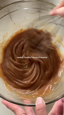 if you’re looking for a shortcut to making caramel 🤭 add more maple syrup and less almond butter for a more “liquidy” consistency!!  full details and recipe on the blog <3  #healthyrecipes #caramel #almondbutter 