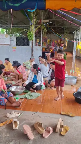 ฟ้อนให้กำลังใจผู้ห่อข้าวต้มใส่บุญกฐินครับผม