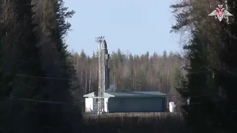 Momen Peluncuran Rudal Balistik Rusia 🚀☢️ Peluncuran ini dilakukan pada latihan nuklir sekala besar yang melibatkan Matra darat, laut, dan udara militer Rusia yang dilakukan pada 22 Oktober 2025. note video di rilis oleh kementrian pertahanan Rusia. #MiliterDunia #brakingnews #Putin #Trump #ngehulengid 