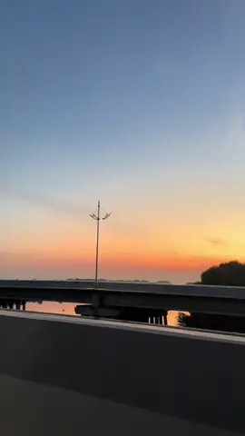 Salah satu senja terbaik yang pernah aku lihat seumur hidup. Nggak setiap hari bisa dapet momen kayak gini kadang terhalang cuaca, waktu, atau hal-hal yang nggak terduga. Tapi alhamdulillah, kali ini Allah kasih kesempatan buat menikmati keindahannya #jelajahjakarta #jalanjakarta #romantizeyourlife #jakarta #fyp 