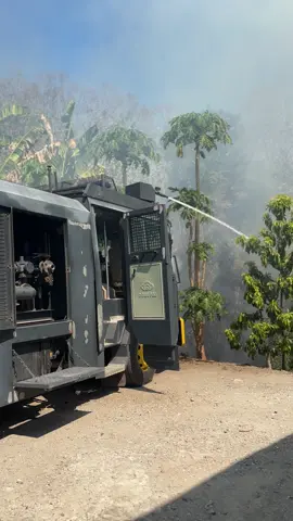 Respon cepat Watercanon Polres TTU dalam membantu padamkan kebakaran hutan dan lahan di sekitar perumahan rakyat dan asrma Polri-Polres TTU. #BAGLOGISTIK #polriuntukmasyarakat #nttpride🏝🔥fypシviraltiktok 