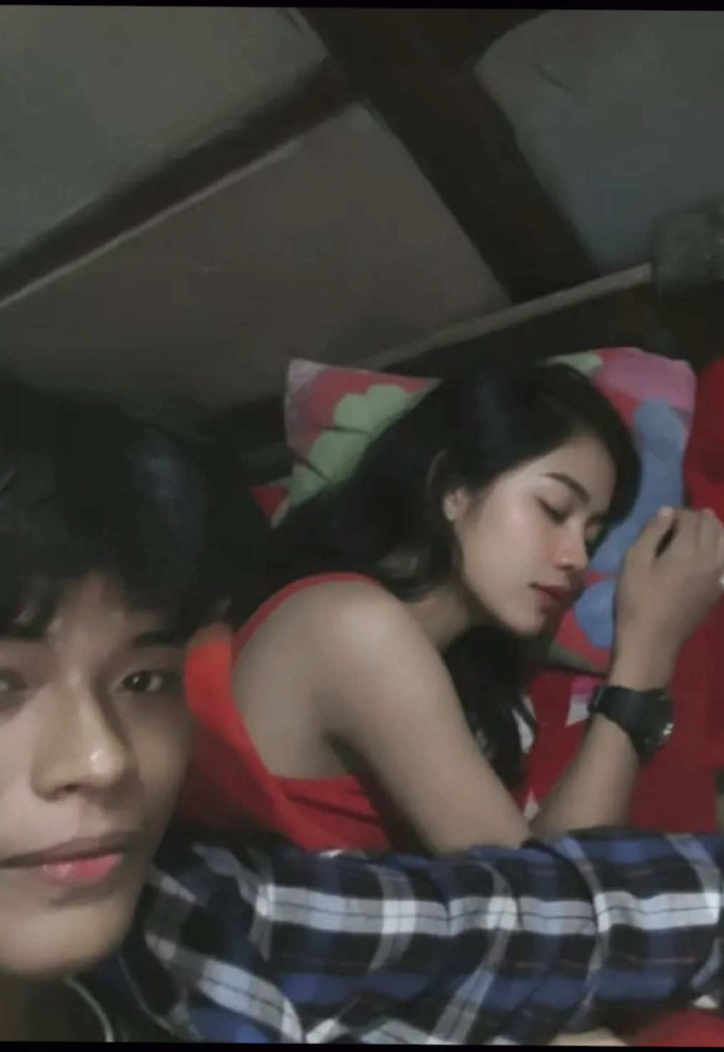 Make ai photos that turn people around you into beautiful women and change the gender of the people in the photos.Tutorial foto Al buat bah orang di sebelah jadi cewek Asia Tenggara yang cantik Hung dân tao ânh Al bién ngudi bên * canh thành cò gái Döng Nam Á xinh dep - ai gemini photo prompt gemini ai Photo Trends ChatGPT photo trends prompt gemini ai copy paste text gemini text #capcut #capcutpioneer #capcutforus 