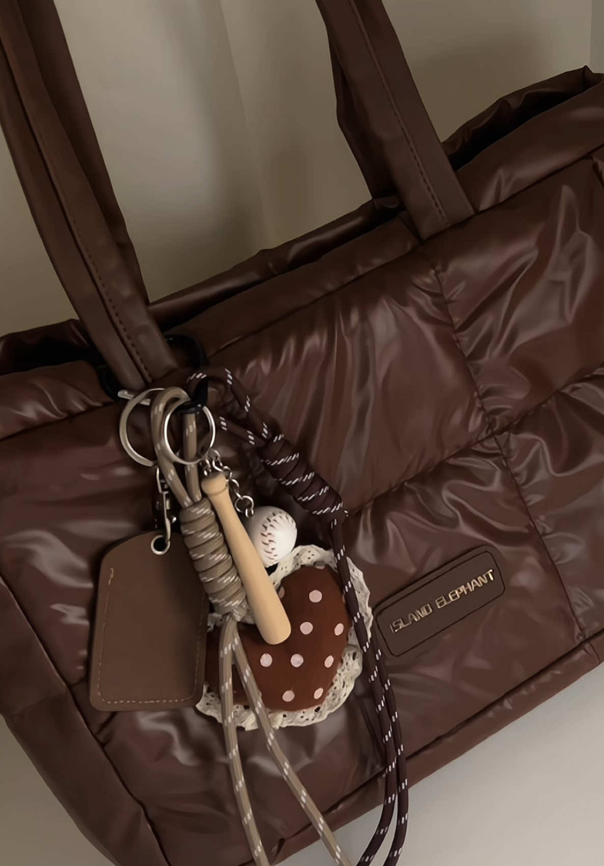 luv this puffer tote bag from island elephant 🤎 #islandelephant #totebag #pufferbag #puffybag 