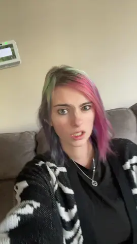 New hair just dropped!! Honestly one of my favorite ones and ofc the bob is back #bob #newhair #splitdye #trending 