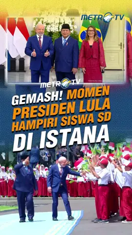 Momen Presiden Brasil Luiz Inacio Lula da Silva menghampiri siswa SD saat upacara penyambutan kenegaraan bersama Presiden Prabowo di Istana Negara, Kamis (23/10).  #metrotv #beritaviral #tiktokmetrotv #viral #fyp #prabowo #presidenbrasil #luizinacioluladasilva #istanapresiden #bilateral