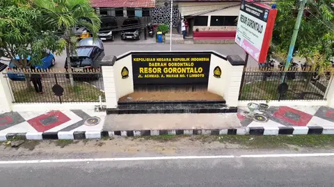 Selamat datang di Sentra Pelayanan Kepolisian Terpadu atau SPKT Polres Gorontalo. Sebelum melaksanakan tugas, Ka SPKT melaksanakan APP Pra Pelayanan. Di dalam ruang pelayanan terdapat berbagai fasilitas, seperti ruang bermain dan ruang laktasi. Di sini, masyarakat dapat dengan mudah mengurus berbagai kebutuhan pelayanan kepolisian, salah satunya adalah pembuatan surat keterangan kehilangan. Langkah pertama, silakan datang ke ruang pelayanan SPKT Polres Gorontalo dengan membawa identitas diri, seperti Kartu Tanda Penduduk atau dokumen pendukung lainnya. Selanjutnya, laporkan barang atau dokumen yang hilang kepada petugas piket yang bertugas. Petugas SPKT akan membantu mencatat laporan Anda secara cepat dan transparan. Setelah proses selesai, masyarakat akan menerima surat keterangan kehilangan yang sah dan dapat digunakan sesuai kebutuhan. Pelayanan di SPKT Polres Gorontalo dilaksanakan dengan prinsip mudah, cepat, transparan, dan tanpa biaya. SPKT Polres Gorontalo, siap memberikan pelayanan terbaik untuk Anda. #SPKT #PelayananSPKT #PolresGorontalo #SPKTPolresGorontalo #PolriPresisi               