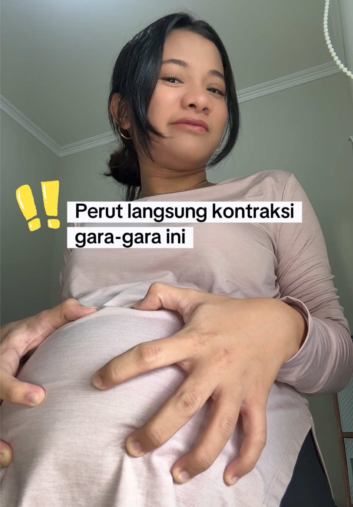 Mengumpulkan kolostrum saat hamil biasanya mulai dilakukan sejak usia kehamilan 36–37 minggu (dengan izin dokter/bidan) bisa punya banyak manfaat, baik untuk ibu maupun bayi. Berikut penjelasannya 👇 💛 Manfaat untuk Bayi 	1.	Cadangan nutrisi awal Jika setelah lahir bayi belum bisa langsung menyusu (misalnya karena lemas, prematur, atau perlu perawatan di NICU), kolostrum perah bisa diberikan sebagai pengganti sementara ASI langsung. 	2.	Meningkatkan imunitas bayi Kolostrum mengandung antibodi (IgA, IgG, IgM) yang melindungi bayi dari infeksi sejak hari pertama. 	3.	Membantu pencernaan Kandungan kolostrum membantu bayi mengeluarkan mekonium (kotoran pertama) dan menyiapkan saluran cerna untuk menerima ASI berikutnya. 	4.	Menjaga kadar gula darah bayi Sangat bermanfaat untuk bayi berisiko hipoglikemia (misalnya bayi ibu diabetes). 💗 Manfaat untuk Ibu 	1.	Meningkatkan rasa percaya diri menyusui Ibu jadi terbiasa mengenali cara memerah, menyimpan, dan melihat bahwa tubuhnya memang sudah memproduksi kolostrum. 	2.	Mengurangi kekhawatiran pasca lahir Sudah punya “stok awal” jika bayi belum bisa menyusu langsung. 	3.	Bisa membantu stimulasi kontraksi alami Memerah kolostrum secara lembut bisa menstimulasi hormon oksitosin yang kadang membantu proses persiapan persalinan (makanya hanya boleh dilakukan setelah dokter/bidan menyetujui). ⚠️ Catatan penting: 	•	Jangan memerah kolostrum sebelum usia 36 minggu tanpa izin tenaga medis, karena stimulasi payudara bisa memicu kontraksi dini. 	•	Gunakan tangan (hand expression), bukan pompa. 	•	Simpan kolostrum dalam wadah steril dan bekukan jika tidak langsung digunakan. #colostrumharvesting #colostrum #pumpingmom #bumiltrimester3 #kontraksipersalinan 