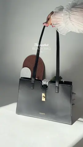 Want to spoil your girl? Buy this bag 🤍 #mossdoombag #blackbag #shoulderbag #bag #giftidea 