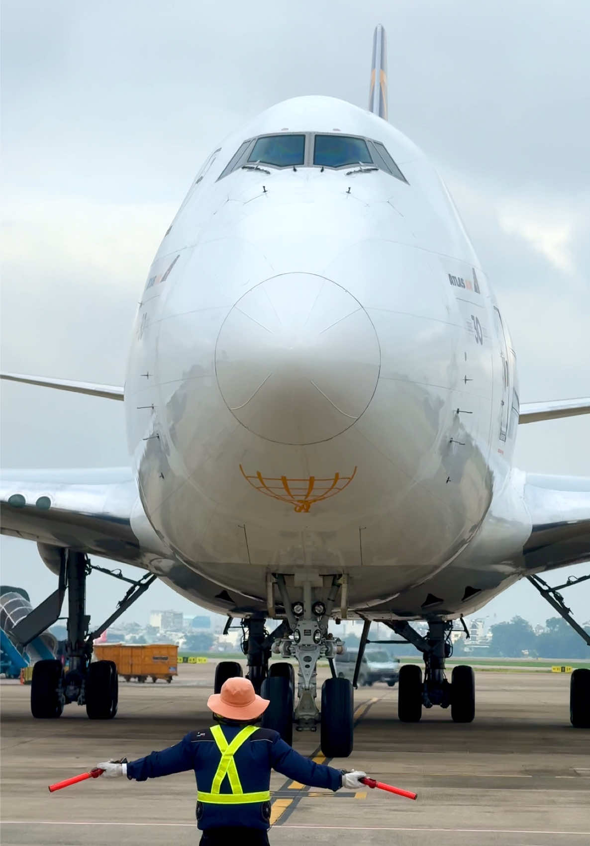 Boeing 747-400F của Atlas Air lăn vào bãi đỗ sân bay quốc tế Tân Sơn Nhất🛫 #boeing #b747 #atlasair #marshaller 