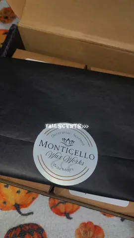 When I say @monticellowaxworks wax melts smell unreal… I mean it 😩✨ cozy vibes, no plastic, just pure scent heaven 🕯️#monticellowaxworks #fallscents #homescents #waxmelts #fallaesthetic 