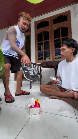 Jan simpel iki mak #djiamputh #krinjingkining #trend #fypシ #pembersihspatu 