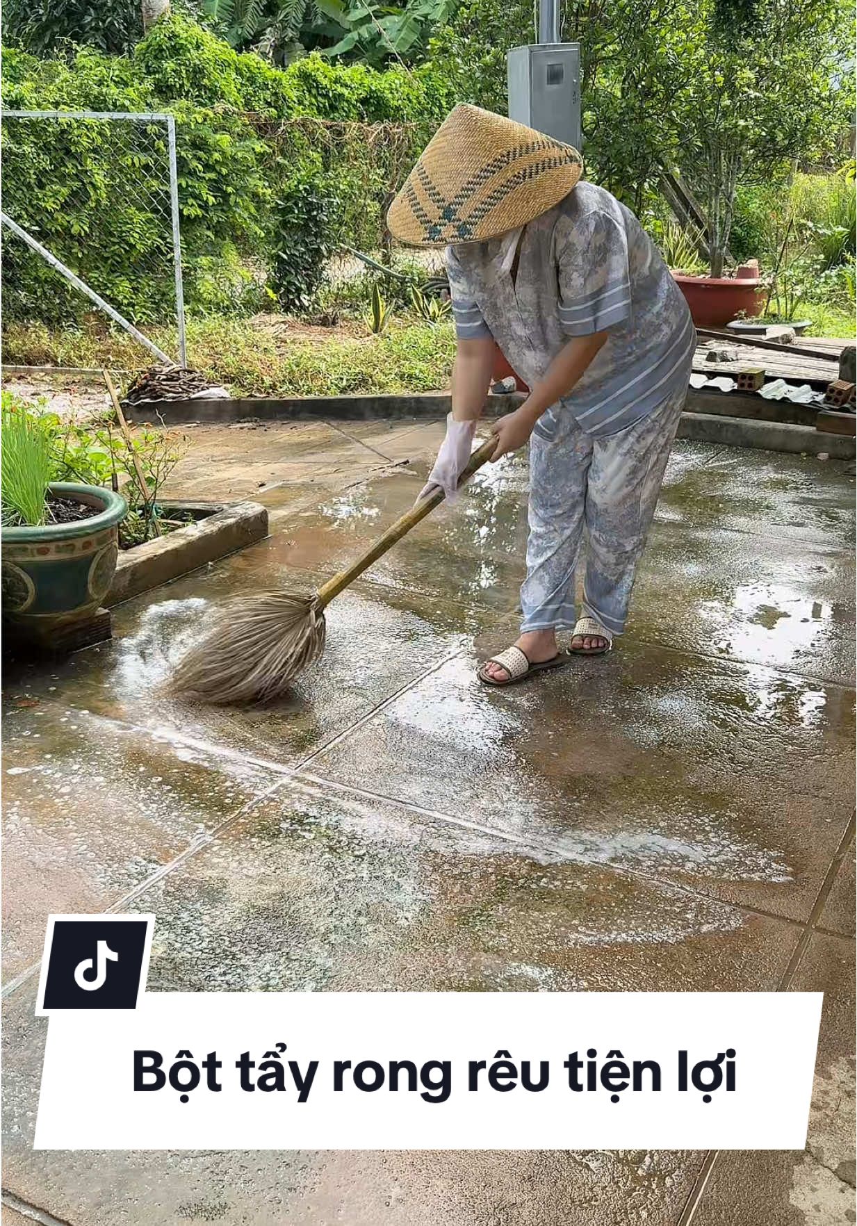 Bí kíp tẩy rong rêu vừa sạch, vừa nhanh, không tốn sức chà rửa #bottayrongreu #tayrongreu 