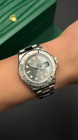 Just opened the box... at first glance it seems simple. But that gray light - every time I tilt my hand, it changes color. An indescribable luxury, only those who have ever touched Yacht-Master 116622 can understand. The class is not in the brightness, but in the way it makes others silent for a few seconds.  #lucyluxury #luxury #luxurywatches #watch #lcluxury 