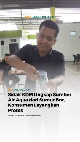 Gubernur Jawa Barat Dedi Mulyadi diketahui baru saja melakukan sidak ke pabrik air mineral Aqua di Kabupaten Subang pada Selasa, 21 Oktober 2025. Dalam kunjungan itu, Dedi menemukan fakta mengejutkan, air Aqua ternyata berasal dari sumur bor dalam, bukan dari mata air pegunungan seperti yang selama ini diyakini masyarakat. Temuan ini langsung menjadi perbincangan hangat di media sosial. Banyak konsumen merasa kecewa karena merasa tertipu dengan klaim “air pegunungan” yang selama ini digunakan dalam promosi Aqua. Beberapa bahkan melayangkan protes melalui video yang mereka unggah di media sosial. Menanggapi viralnya temuan tersebut, manajemen Danone selaku produsen Aqua menegaskan, air Aqua berasal dari sumber air pegunungan yang terlindungi, bukan dari air permukaan. Danone juga menjelaskan bahwa air diambil dari akuifer dalam dengan kedalaman 60–140 meter, bukan dari air tanah dangkal. #DediMulyadi #AquadariSumurBor #Danone