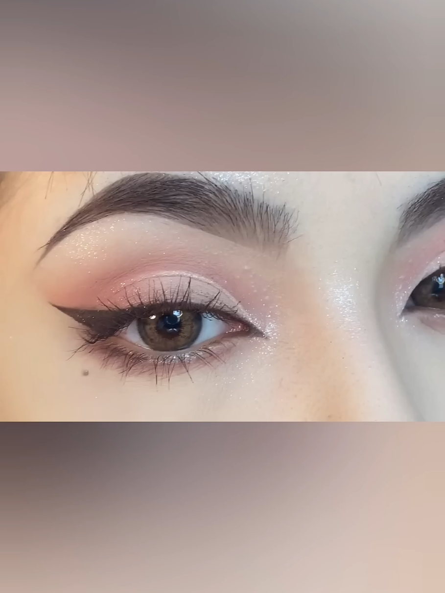 Peachy shade with simple cut crease..... subscribe my YouTube channel for more videos 🥰 #fyp #unfrezzmyaccount #viral #reels #creatorsearchinsights 