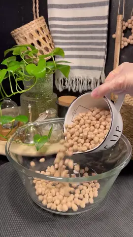 ســــــلام علیکم ٤/کوب ئارد ١/کەوچک خومرە ١/کەوچکی گەورەشەکر ١/کەوچکی گەورە خوێ ٣/کەوچک شیری وشک ٢/کوب ئاوی شلەتێن ١/پارەچەکەرە ___________ ☑️بۆ ڕوەکەی ڕەشکە کونجی ١/زەردێنەی هێلکە ١/کەوچک شیری تەڕ دوای ئەوە کە هەویرەکە ئامادە بوو ئەی کەینە ئەنگوتک بۆ ماوەی ١٥ خولەک جێ دەهێلین دوای ئەوە بەدڵی خۆت نەخشی لێدەکەین ☑️نۆکاو نۆک پیاز گۆشتی سور خوێ خوێی سەزەوات بەهاراتی تایبەت بەنۆکاو سەرەتا نۆکەکەم رۆژی پێشوو تر لە ئاو خوساندبووم دوای ئەوە ی گۆشتەکەجوان سور بۆیەوە نۆکەکە ی بۆ زیاد دەکەین لەگەڵ ئاوی کوڵای تابەتەواو ی دەکوڵێت دوای ئەوە رۆن پیارەکەی بۆی زیاد دەکەین لە گەڵ بەهارات تا بەتەواوی خەست بۆیەوە پاشان ئامادەیە بۆ خواردن ٤ كوب طحين ملعقة خميرة ملعقة سكر ملعقة ملح ملعقة حليب باودر كوبين ماء دافئ قطعة زبدة للوجه حبة سوداء سمسم صفار بيض ملعقة حليب سائل بعد تحضير عجين نقطع الي اجزاء نضعها يتخمر لمدة 15 دقيقة بعد ذلك نعملها الي شكل نريد لبلبي حمص بصل لحم ملح بهارات لبلبي