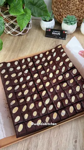 Bukan fudgy brownies 1 juta tapi soal rasa gak kalah enak, nyoklat, ga bikin eneg dan nagih banget #fudgybrownies #brownies #resepmudah #idejualan #wandakitchen 