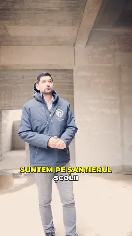 Am fost zilele trecute pe șantierul viitoarelor clădiri din Greenfield — școala, grădinița și sala de sport — unde se fac lucrări suplimentare pentru ca aceste spații să fie realizate la cele mai înalte standarde de eficiență energetică și confort.
 
 Noile construcții vor respecta standardul nZEB Plus, ceea ce înseamnă consum redus de energie, aer de calitate și confort termic optim pentru copii și cadrele didactice.
 
 În plus, analizăm soluții pentru montarea de panouri fonoabsorbante, care vor contribui la reducerea zgomotului provenit din zona liniei de tren aflate în apropiere, dar și din traficul de pe linia de centură.