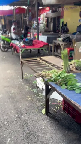 Heboh di Tasikmalaya! Di antara sayur dan bawang, ditemukan jengkol sebesar galon air — bikin pembeli bengong, penjual ketawa campur takut!”  #JengkolRaksasa #JengkolLegend #JengkolSeukuranHelm #PasarCikurubukHeboh #BauTapiBangga