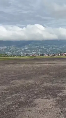 🇻🇪 เครื่องบินขนาดเล็กตกขณะพยายามขึ้นบินที่สนามบินปารามิลโล #รัฐตาชิรา ประเทศเวเนซุเอลา ส่งผลให้มีผู้เสีย 2 ราย #ข่าวtiktok #เวเนซุเอลา #อุบัติเหตุเกิดขึ้นได้ทุกวินาที #เครื่องบิน  