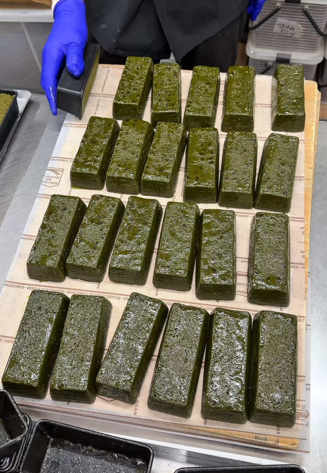 トロトロすぎる“抹茶テリーヌ”🍵 カカオだけじゃない、抹茶の世界も極めた【マジドゥショコラ】。 今回いただいたのは、抹茶を贅沢に使用した「抹茶テリーヌ」（¥3,670）。 小麦粉を使わず、低温でじっくり焼き上げることで生まれる“とろける口どけ”。 濃密でなめらかな抹茶の苦味と、ホワイトチョコのまろやかな甘さが絶妙に調和してる🤤 Bean to Barのチョコ職人が生み出す、まさに“和と洋のマリアージュ”。 抹茶スイーツ好きは確実にハマるから、保存しといて🏷️ —— 動画の商品はこちら↓ 🍵 抹茶テリーヌ（¥3,670） —— 🗾【店名】マジドゥショコラ（MAGIE DU CHOCOLAT） 📍【住所】東京都世田谷区奥沢6-33-14 🚉【アクセス】自由が丘駅から徒歩5分 ⏰【営業時間】10:00〜19:00 💤【定休】火曜日 —— Rich and velvety “Matcha Terrine”🍵 At MAGIE DU CHOCOLAT in Jiyugaoka, this Matcha Terrine (¥3,670) combines the deep bitterness of matcha with the smooth sweetness of white chocolate. Baked slowly at a low temperature, it melts like silk on your tongue — a perfect harmony of Japanese matcha and French pastry craftsmanship 🤤 A must-try for any dessert lover. Save it 🏷️ —— Matcha Terrine – ¥3,670 📍 6-33-14 Okusawa, Setagaya-ku, Tokyo ⏰ 10:00 AM – 7:00 PM 💤 Closed Tuesdays —— #東京スイーツ #自由が丘カフェ #抹茶スイーツ #Japanesefood #tokyofood 