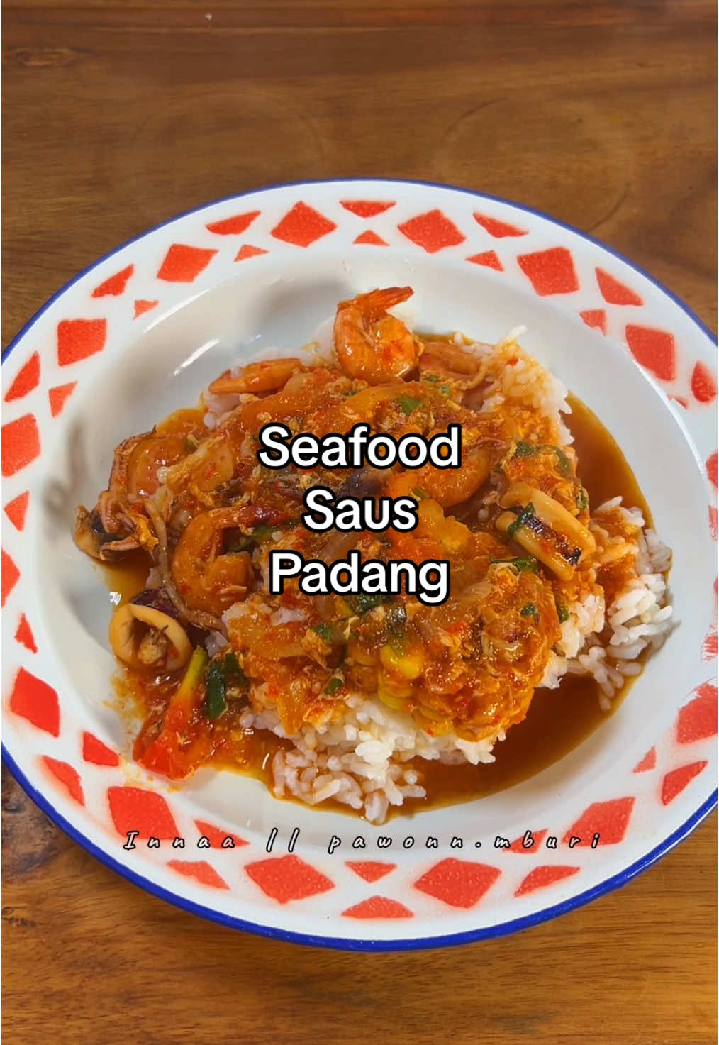 Seafood saus padang. ✨ Save dulu buat ide masak nanti. Bumbu halus: - 6 bawang putih - 5 bawang merah - 7 cabe rawit - 7 cabe merah besar - 2 tomat (ukuran kecil) - 3 cm jahe Seasoning: - garam - gula merah - lada - saus tiram - kecap manis - 300 ml air (bisa dikurangi jika  tdk suka kuah banyak) Bahan: - 1 buah jagung rebus - 250 gram cumi - 250 gram udang  Bahan 2 (iris):  - 1 bawang bombai - 1 tomat - 1 batang daun bawang