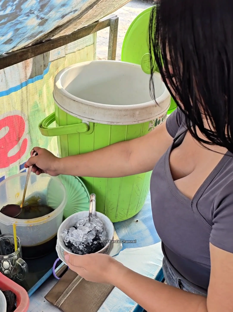 HARUS FOKUS!! ES DAWET HITAM MBAK SARI #esdawet #esdawethitammbaksari #kulinerpurworejo #videoviral #fyp 