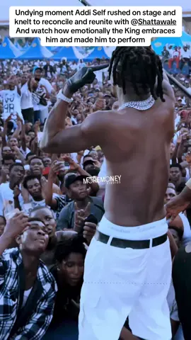 Undying moment Addi Self rushed on stage and knelt to reconcile and reunite with @Shatta wale And watch how emotionally the King embraces him and made him to perform #moremoneystudios #foryou #fyp #ghanatiktok🇬🇭 