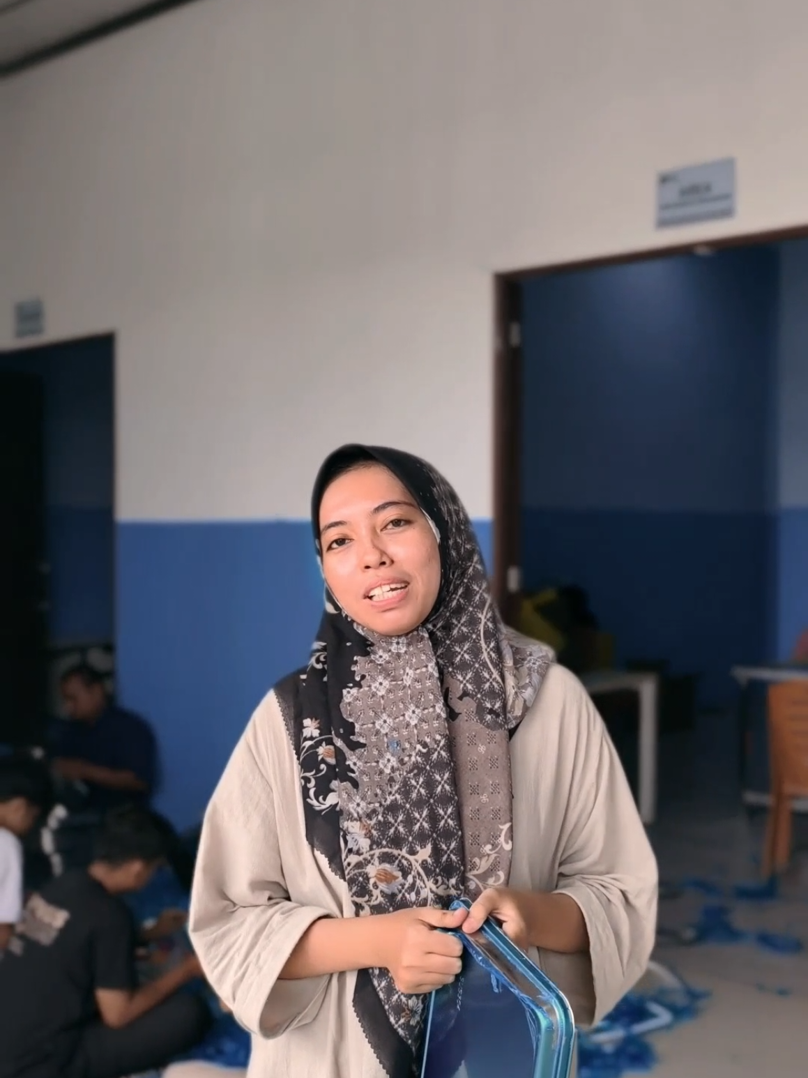 Hallo Guyss!!!  kali ini day pertama kita gladi resik dapur ya karna dapur kita akan segera running dan iya dapur kita yg di pamolokan juga akan segera running dan akunnya saya sudah bikin juga , buat adik adik yang nantinya akan menerima manfaat mbg khususnya zona dekat dapur kami dan MOU yg kami buat dengan kepala sekolah ditunggu yaaa #mbgsumenep #yayasanbaktibundaberjaya 