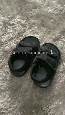 Anaku suka banget pake sepatu sandal ini nyaman ga sakit ❤️#sepatubayi #sandalbayi #belajarjalan #fyp 