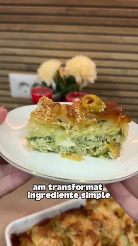 🧿 Plăcintă grecească cu spanac, brânză și măsline Plăcinta asta sărată e genul acela de rețetă care aduce familia la masă 🏡✨ E crocantă la exterior, moale și aromată la interior… și are acel gust mediteranean care te cucerește din prima. Ingrediente: - foi de plăcintă - 400–500 g spanac congelat (scurs bine) - 250–300 g brânză (telemea/feta) - eu am adăugat ce aveam în frigider (feta, telemea, mix de brânzeturi și brânză Făgăraș  - 2–3 ouă - 10–12 măsline fără sâmburi, tăiate felii Defne  - condimente grecești de la CiO - 2 linguri ulei de măsline - unt topit pentru uns foile - (opțional) ceapă verde sau roșii uscate pentru un plus de aromă - Susan pentru decor  - Sare, piper  Mod de preparare: Călește ușor ceapa verde  (dacă o folosești), adaugă spanacul scurs și condimentele, lasă 2–3 minute. Amestecă în bol brânza, ouăle, măslinele tăiate și spanacul răcit. Asamblează plăcinta în straturi, ungând foile între ele. Un strat de foi de plăcintă, unt topit, umplutură, alt strat de foi, unt, umplutură și ultimul strat de foi taie-l fâșii!  Adaugă unt topit, susan și condimente.  Coace la 180°C, 25-30 min, până devine aurie. Se servește rece! Și este crocantă la exterior și moale la interior!  @Defne România  #Recipe #cooking #Home #foryoupage❤️❤️ 