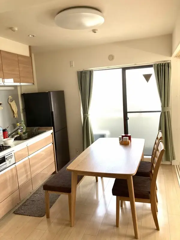 最近看房时遇到这间小公寓，真的有种“一眼心动”的感觉。 它不大，却明亮、整洁、安静，像东京日常里的一个温柔缝隙。 ☀️ 房屋基本信息 📍 地址：东京都板桥区前野町 🚉 交通： 东武东上线「ときわ台」站步行9分钟 「上板桥」站 & 「中板桥」站步行17分钟 在板桥生活圈里，交通方便又安静，属于那种生活感很强的区域。 🏠 户型：2DK（2个卧室＋餐厨空间） 📐 专有面积：44.66㎡ 🗓️ 建成年月：1989年7月 💴 价格：2,480万日元（含税） 🏢 结构：钢筋混凝土，4层建筑的4楼部分 ☀️ 阳光方向：东向＋南向两面采光，明亮通透 💫 空间亮点 ✨ 角部屋（转角户型），意味着更好的私密性和自然采光。 ✨ 室内经过翻新，墙面、地板和设备都保持清爽干净。 ✨ 厨房宽敞，能同时放下冰箱和洗衣机，烹饪动线自然。 ✨ 卫浴分离设计，厕所独立，不会潮湿。 ✨ 配有阳台（5.99㎡），可以晾晒衣物或种几盆小绿植。 ✨ 无电梯，但楼层不高——4楼反而更安静，视野也更好。 🛋️ 空间感受 走进客厅，阳光从两面窗户洒进来，墙面浅色反光，让整个房间都明亮柔和。 靠窗的一侧放着一张餐桌，一杯咖啡、一束花，就能让普通的一天变得有仪式感。 卧室干净简单，足够放下一张双人床，窗外能看到街景和树影。 晚上风吹进来，带着板桥区住宅区那种静谧的气息——远离喧闹，但不远离生活。 🏪 周边生活（LIFE INFORMATION） 生活圈相当完善： ローソン便利店：步行5分钟 板桥前野町邮局：步行约6分钟 药妆店、超市、餐厅都在300米范围内 小学、中学步行即可到达 骑车10分钟就能去到大型商场、池袋方向 这里是典型的“东京郊区幸福感区域”： 生活便利、社区成熟、邻里友好，既能感受东京的节奏，也能保留一点松弛感。 🏠 适合人群 🌿 想在东京拥有第一间属于自己的小公寓的人 👫 二人生活或单身上班族 💻 远程办公、需要安静学习空间的研究生 📈 想要投资出租的人——板桥区租赁需求稳定、收益稳健#日本 