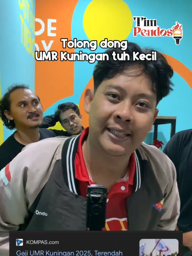 Tolong dongg tolong ini mahh UMR Kuningan kan kecil, tapi kenapa kok harga-harga pada mahal? 😤 Gimana caranya yaa UMR Kuningan bisa bersaing dengan kota-kota lain di Indonesia? 🤔 Relate dengan yang kami sampaikan? Spill keresahan kalian juga dong tentang #UMRKuningan coba tambahin dong di kolom komentar gaess.. 👇 Nah makanya kami bikin hiburan show stand up comedy #SemarakPahlawak yang HARGANYA TERJANGKAU UMR Kuningan, kami TIM PENDOSA akan roasting battle melawan @Tim Pondasi 😬 Pastinya ada show stand up comedy menceritakan semua komika dengan tema #PerjuanganPahlawak. 🤩 Cuma 35RB bisa nonton show stand up comedy 2 hari berturut-turut. Nomor pembelian tiket ada di bio kami @standupindo_kng 👆 Ayo majukan UMKM Perkomedian Kuningan 😂 #KuninganJawaBarat #KuninganComedy 