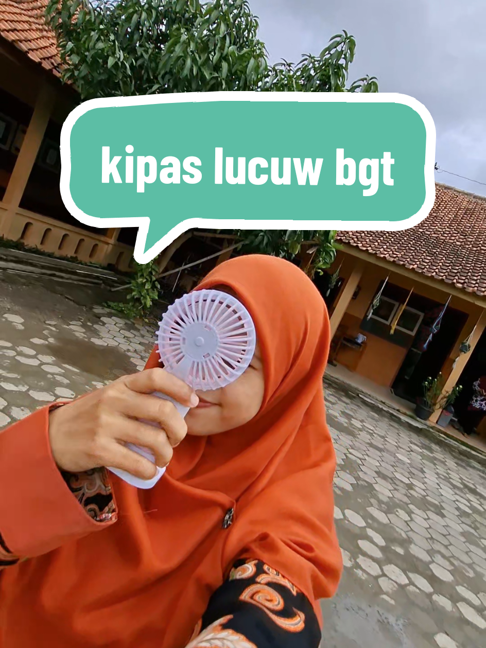 Kipas mini gemoy ini beneran worth it parah. Cocok buat hadiah, atau buat diri sendiri! Yuk buruan CO guys! #kipasanginportable #kipasmini #kipasangin #kipasmurah #fyppppppppppppppppppppppp 