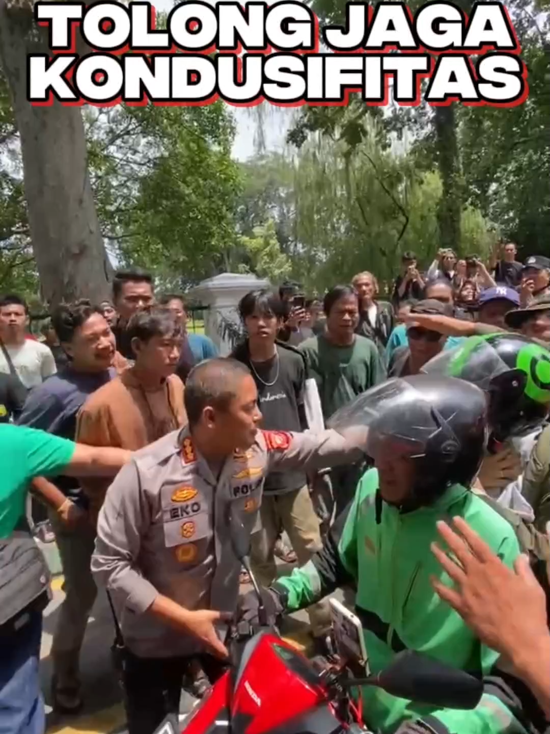 Kapolresta Bogor Kota Turun Langsung Amankan Aksi Unjuk Rasa Sopir Angkot Demi Ciptakan Situasi Aman dan Kondusif Bogor Kota – Kapolresta Bogor Kota Polda Jabar Kombes Pol Eko Prasetyo, S.H., S.I.K., M.H. turun langsung ke lapangan untuk memantau dan memastikan situasi tetap aman dan kondusif saat berlangsungnya aksi unjuk rasa sopir angkot di wilayah Kota Bogor, Kamis (23/10/2025). Dalam kegiatan tersebut, Kapolresta didampingi pejabat utama dan personel gabungan dari Polresta Bogor Kota serta Polsek jajaran. Kehadiran Kapolresta di tengah massa aksi merupakan bentuk komitmen Polri dalam mengedepankan pendekatan humanis dan dialogis dalam setiap kegiatan masyarakat. Kapolresta Bogor Kota juga berdialog langsung dengan perwakilan sopir angkot, mendengarkan aspirasi yang disampaikan, serta mengimbau agar aksi dilakukan dengan tertib tanpa mengganggu ketertiban umum maupun pengguna jalan lainnya. @divisihumaspolri @humaspoldajabar