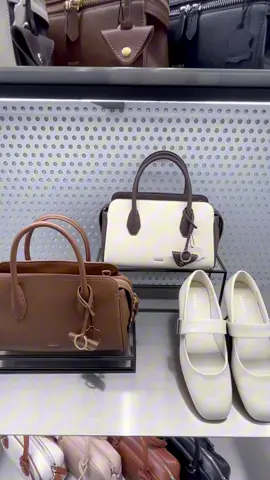 Trắng + nâu = công thức sang xịn mịn mùa này 😍😍#pedro #OOTD #pedrostyle #vibe#aeonmallhaiphonglechan #trending #viraltiktok #maisononline #muasamcungtiktok #xuhuong #fypシ゚viral #unboxingvideo #fyp 