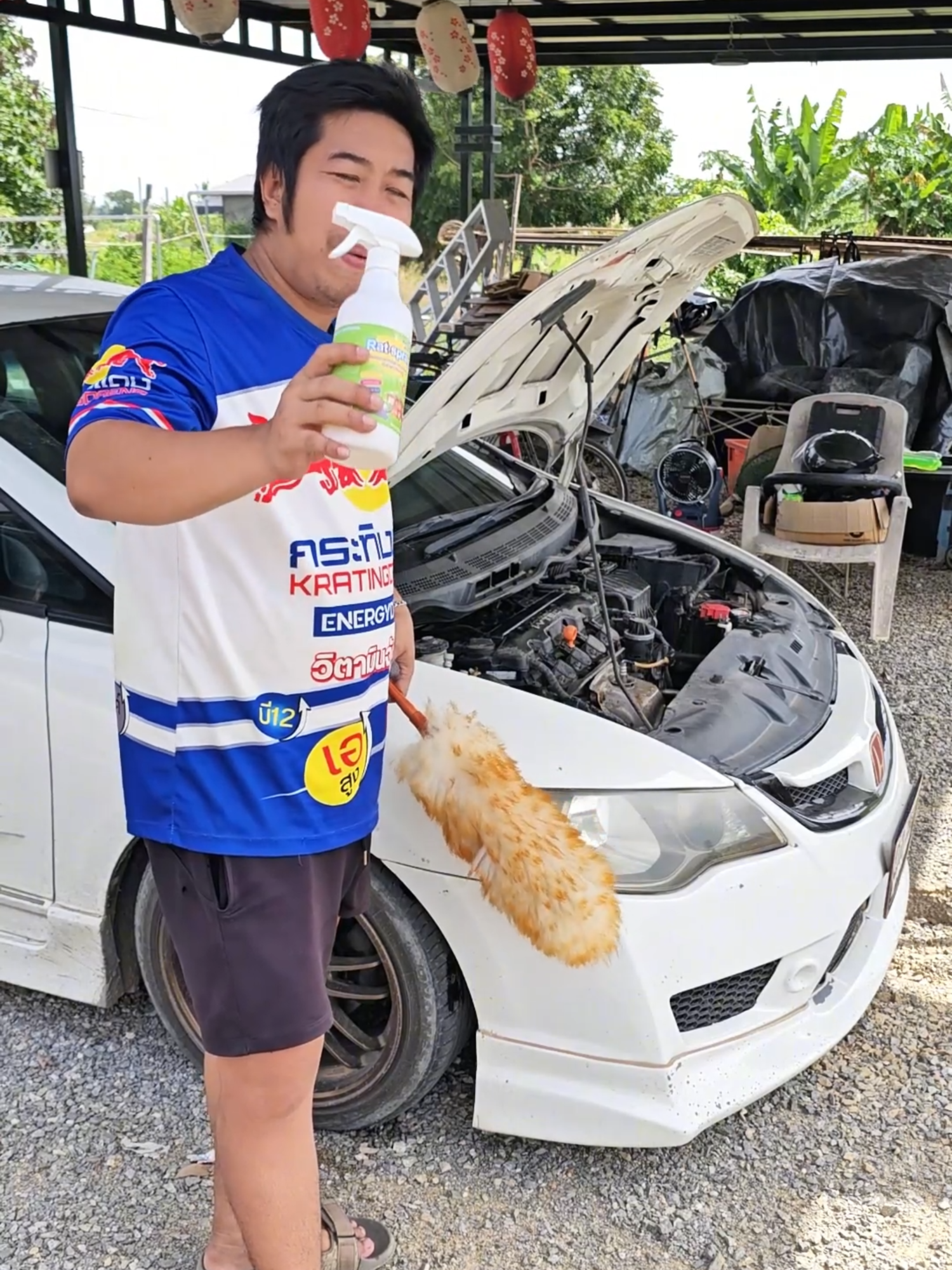 เคยเจอหนูมาทำรังในห้องเครื่อง กัดสายไฟจนรถพังไหมครับ? นี่คือปัญหาโลกแตกที่คนมีรถต้องเจอ! เบื่อไหมที่ต้องมานั่งซ่อมรถเพราะหนูชอบมาปาร์ตี้ในห้องเครื่อง? ตัวช่วยเด็ดที่ต้องมีคือ **สเปรย์ไล่หนู** ตัวนี้ครับ! วิธีใช้ก็ง่ายมาก ฉีดดักไว้ตามจุดที่หนูชอบเข้า ไม่ว่าจะเป็นใต้ซุ้มล้อหน้า-หลัง หรือฉีดเข้าไปในฝากระโปรงรถได้เลย เห็นรอยตีนหนูตรงไหนก็ฉีดตรงนั้นไปเลยครับ หนูมันจะไม่ชอบกลิ่นฉุน ๆ ที่แสบ ๆ แบบนี้เลยครับ นอกจากใช้กับรถยนต์แล้ว บ้านใครที่รก ๆ หรือมีหนูเข้าห้องเก็บของ ก็สามารถเอาไปฉีดได้เช่นกัน ตัวนี้ช่วยป้องกันไม่ให้หนูเข้ามาทำรัง ออกลูก หรือที่สำคัญที่สุดคือป้องกันการกัดสายไฟอันตรายครับ แนะนำเลยสำหรับคนไม่อยากให้ปัญหานี้เกิดขึ้นอีก ใครเคยมีปัญหาน้องหนูบุกห้องเครื่องจนต้องเสียเงินซ่อมแพง ๆ บ้างครับ? คอมเมนต์มาแชร์ประสบการณ์หน่อย! #สเปรย์ไล่หนู #หนูกัดสายไฟ #กำจัดหนู #รถยนต์ #tiktokป้ายยา