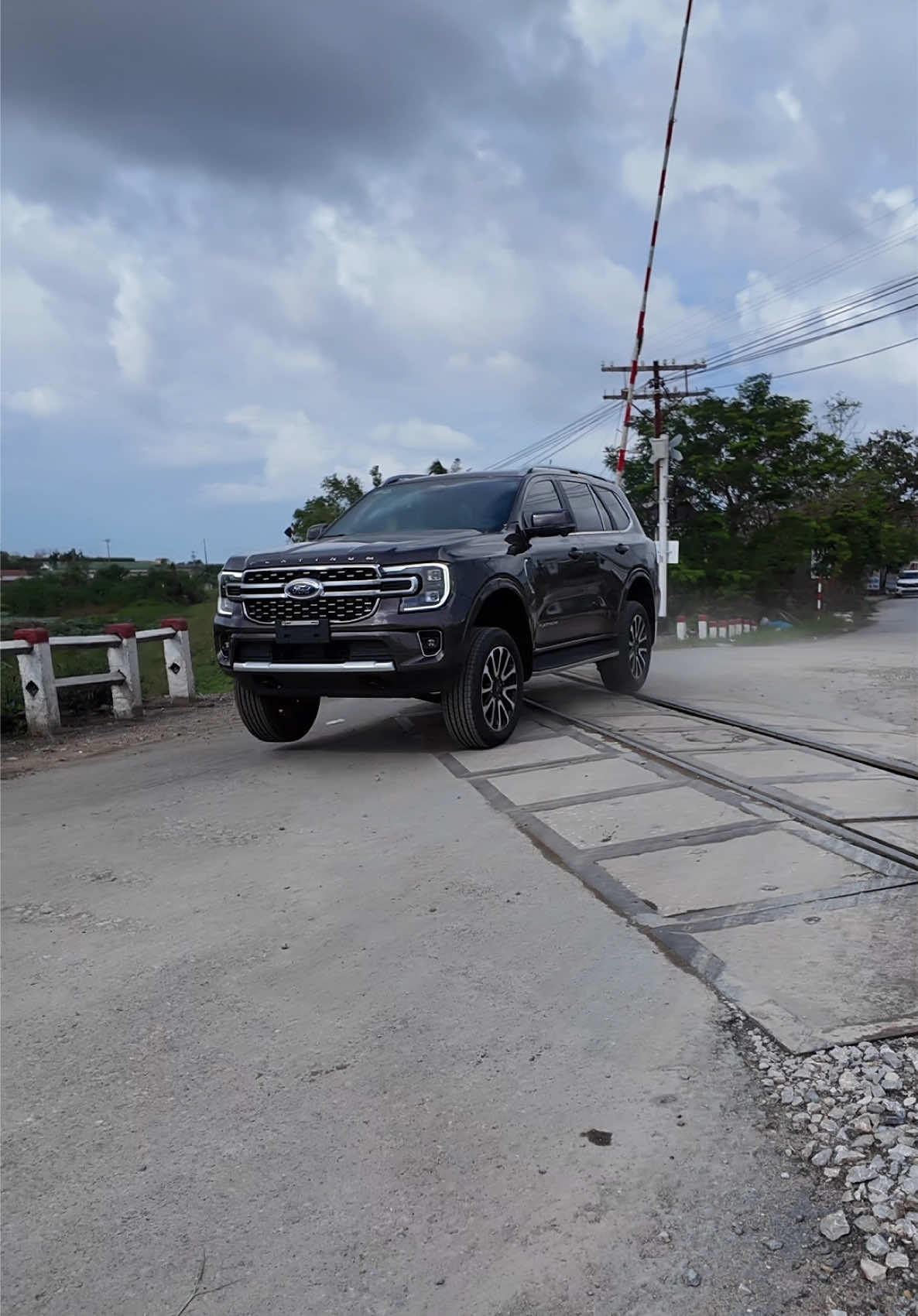 Nâng cấp phuộc cho Everest Platium tại gara Đình Phong - thành phố Vinh - Nghệ An #xuhuong #dobinsonsvietnam #ford #fordeverest #fordnextgen 