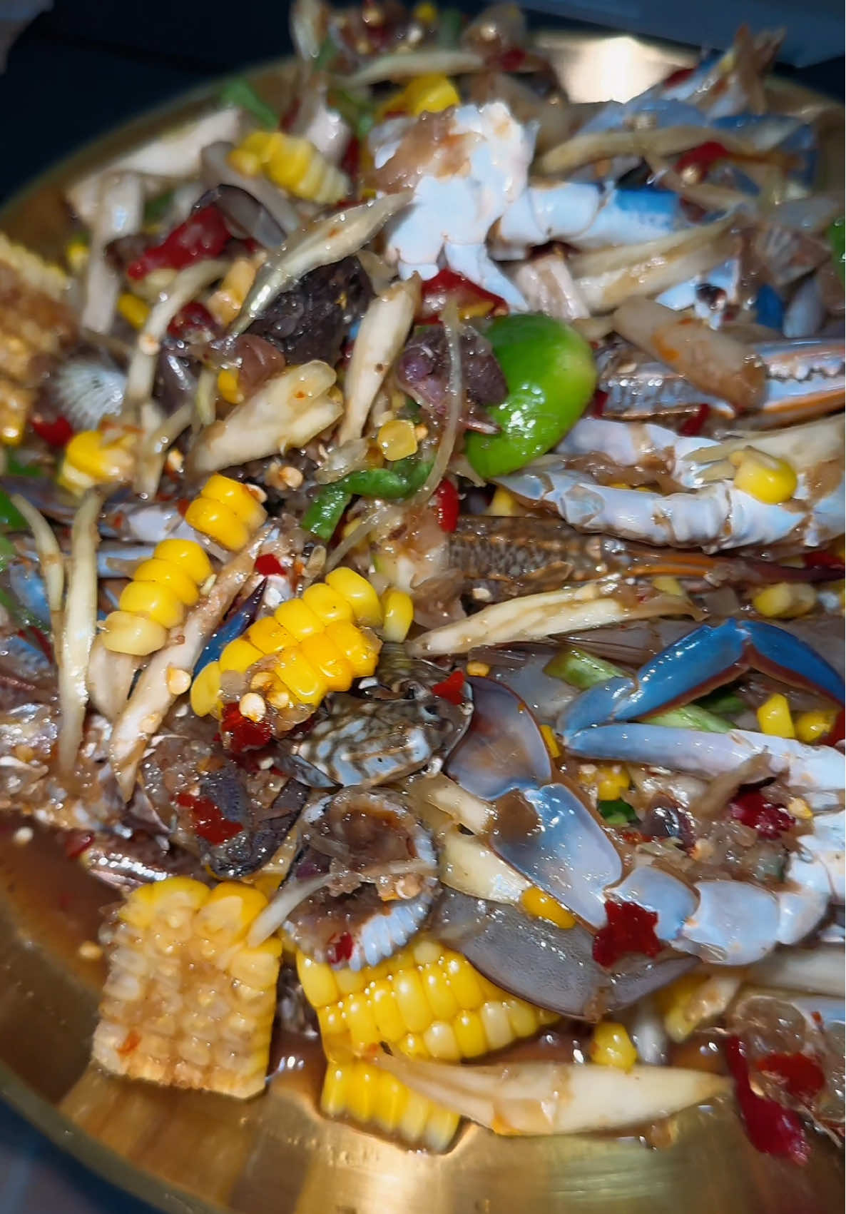 พามากินส้มตำที่แซ่บมากในกาญจนบุรี  มาถึงก็เลือกปูม้าก่อนเลย3 ตัวจุกๆ  บอกแม่ค้าใส่กุ้ง หอยแครงด้วยนะคะ  แม่ค้าชวนบอกทำเป็นส้มตำก็แซ่บนะ จัดไปค่า @โบวี่ ส้มตำยำแซ่บ  พิกัด : 📍ร้านโบวี่ ส้มตำยำแซ่บ  ตลาดเจเจ กาญจนบุรี ฝั่งทางสถานีรถไฟ . #เทรนด์วันนี้tiktok #อร่อยบอกต่อ #รีวิว  #รีวิวอาหาร #tiktokกินเที่ยว 