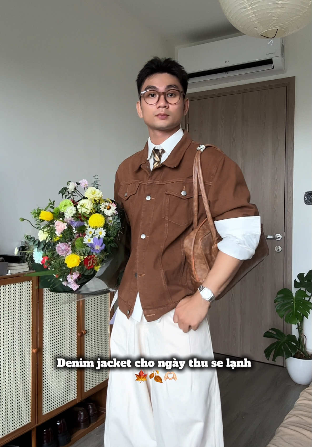 Nghe nói HN nay lạnh rồi, SG sáng nay cũng thế 🍂🍁🥶🫶🏻#danielsailam #LearnOnTikTok #koreastyle #aokhoac #denimjacket 