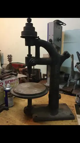 การฟื้นฟู แท่นสว่านเยอรมัน ตามหลักฐาน ผลิตราวปี 1898 ชิ้นส่วนหลายชิ้นมีการสูญ หายไป ตามกาลเวลา พยายามสร้างขึ้นมา ใหม่ ให้คล้ายของเดิมมากที่สุด ทำให้มัน ตื่นจากการหลับไหลมานานเท่าใด มิอาจรู้ ##antique&vintage tools #restoration work #carpentrywork  #woodworking 