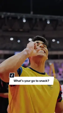 🇨🇴 Angel Barajas refueling Mid-Finals. Snacking smart to keep the focus strong. ⚡️💪 What's your secret weapon for staying sharp? Spill the snack tea! ☕️  #artworlds2025 #gymnastics #snacks #food 