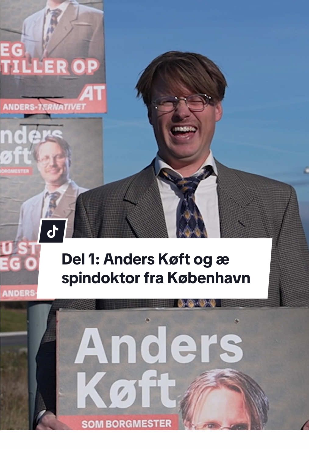 Anders Køft og æ spindoktor fra København 🤓 En ny kandidat presser sig på: Han er ivrig, en grumme jen og lidt for ærlig - i hvert fald på æ sproch. Gudskelov er Anders Køft ikke en virkelig politiker 😮‍💨 Du kan stemme på de rigtige kandidater til Kommunal- og Regionalvalg den 18. november.   Du kan også tage kandidattesten på tvSyd.dk og blive klogere på hvilke politikere du er mest enig og uenig med 👀 #tvsyd #satire #politik #sønderjylland #sydjylland