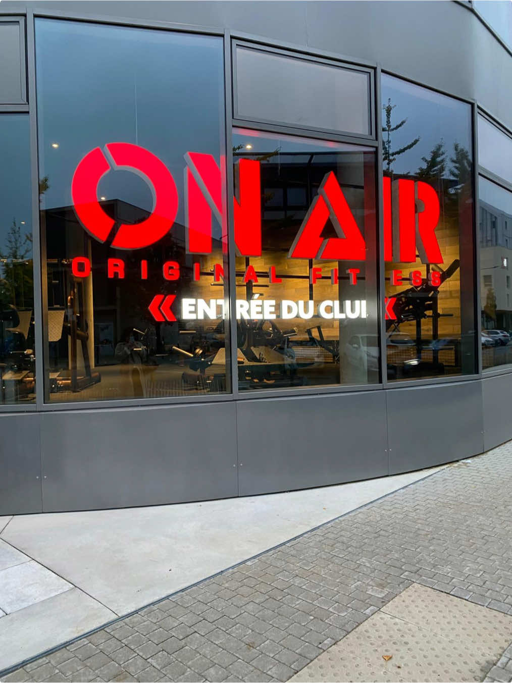 ℍ𝕖𝕝𝕝𝕠  🏋🏼‍♀️ Hier, nous étions invité à l’inauguration de la nouvelle salle de sport @onairfitness_angersstserge située Mail des Présidents, 9 allées du Président Chirac à Angers  Une immense salle de 1600m² juste grandiose sur 2 étages. Vous pouvez y retrouver une déco incroyable avec plusieurs parties. Un coin cross training, un coin cardio, un coin boxe et même un coin réservé exclusivement aux femmes. Une salle très bien équipée, vous y retrouverez également des machines uniques, que l’on voit nulle part ailleurs. Vraiment de quoi bien s’entraîner !  Pour vous accompagner dans vos objectifs, la salle compte deux coachs adorables @buena_vibra.coaching et @tinooz.training Alors n’hésitez pas, si vous êtes prêts pour vous remettre au sport : foncez ! @onairfitness_angersstserge ouvre aujourd’hui à 17h !!!  Un abonnement sans engagement qui te donne accès à tout le club. Alors, prêt à se remettre au sport ? 🏋🏼 .….....…….....…….....…….....…….....…….....…….....….….....…….......….....…….....…….....…….....…….....…….....…….....….….....……..... #oneair #salledesport #angers #angersmaville #inauguration     